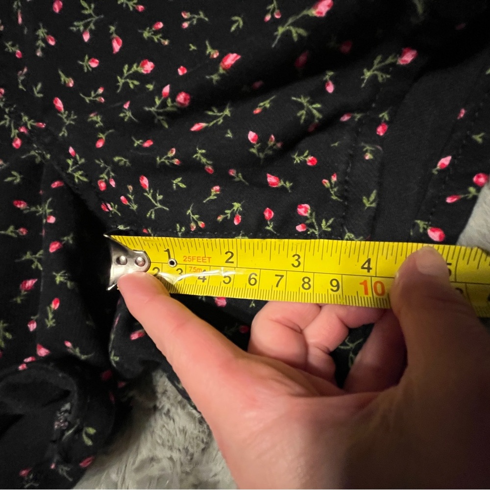 Levi’s Floral Black Shorts - Picture 7 of 7